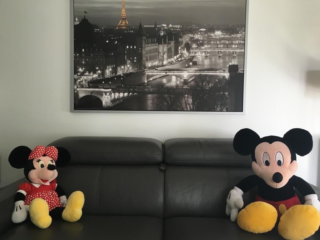 F&B'S Home Disney Serris Exteriér fotografie